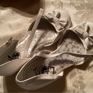 The Childrens Place White Girl Bow Shoes In Size 5
